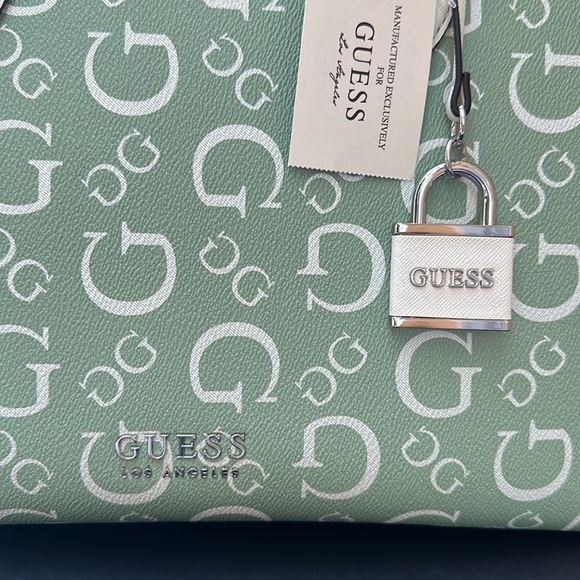 New GUESS Oak Park Logo Carryall - Picture 3 of 13